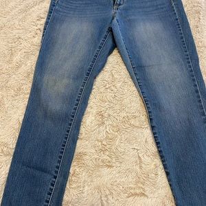 Women’s Universal Thread medium wash jeans. Size 6/28R.